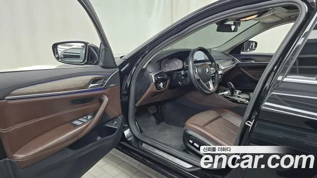 BMW 5-Series 2020 thumb 10