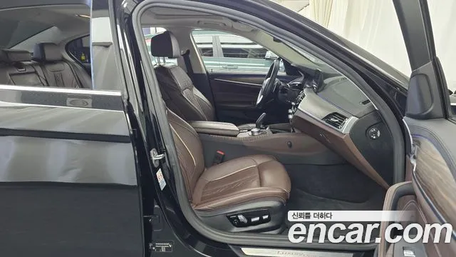 BMW 5-Series 2020 thumb 11