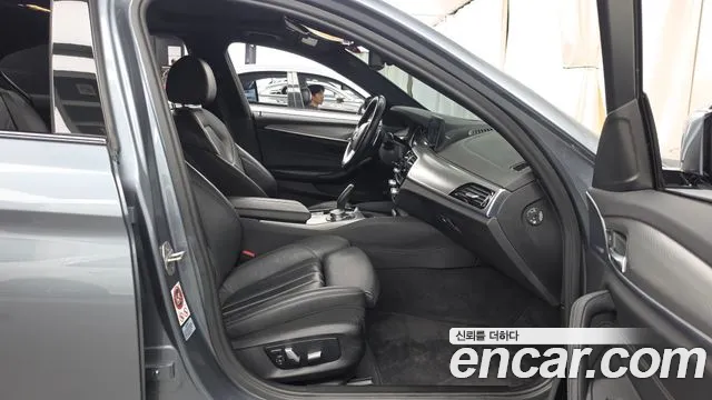 BMW 5-Series 2017 thumb 11