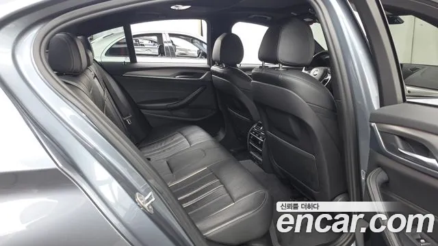 BMW 5-Series 2017 thumb 12