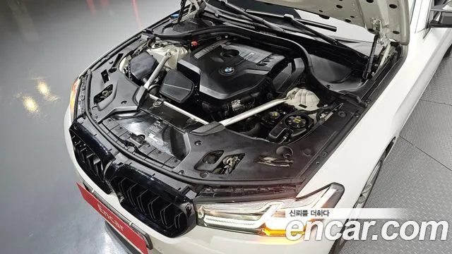BMW 5-Series 2018 thumb 6
