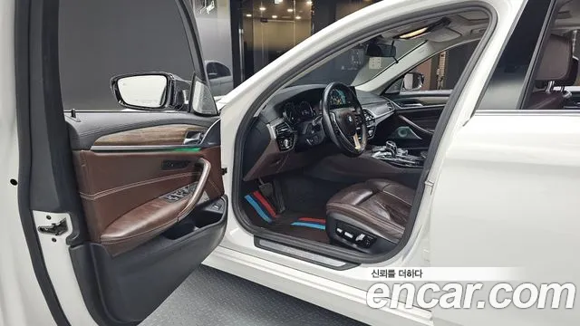 BMW 5-Series 2018 thumb 10
