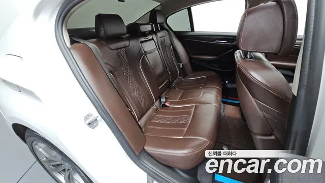 BMW 5-Series 2018 thumb 11