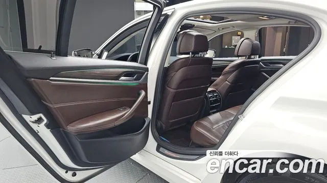 BMW 5-Series 2018 thumb 12