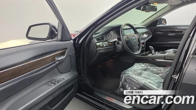 BMW 7-Series 2012 thumb 10