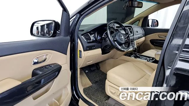 Kia Carnival 2015 thumb 10