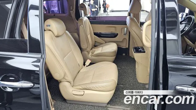 Kia Carnival 2015 thumb 11