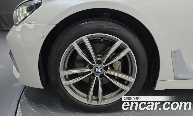 BMW 7-Series 2017 thumb 4
