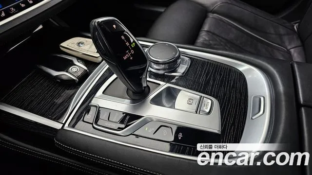 BMW 7-Series 2017 thumb 8