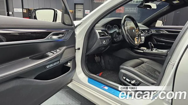 BMW 7-Series 2017 thumb 9