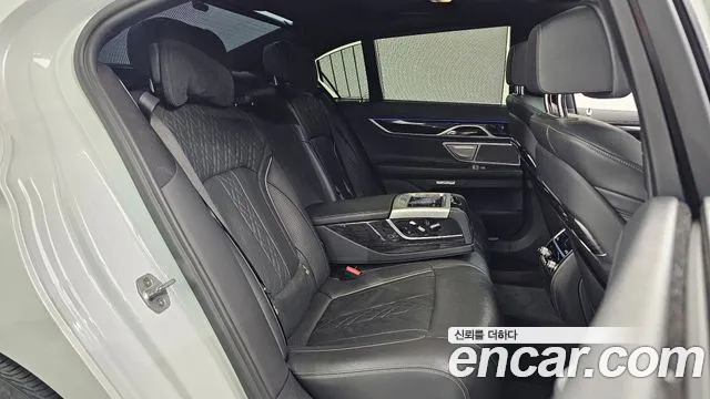 BMW 7-Series 2017 thumb 10