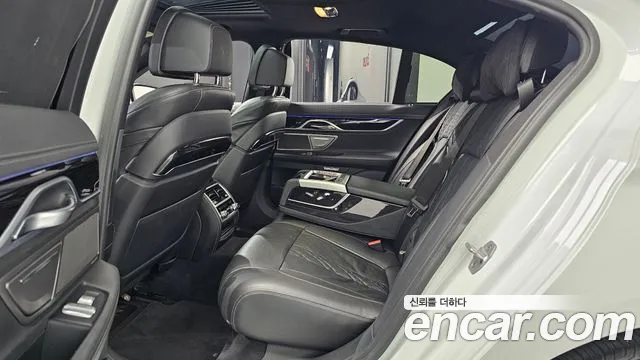 BMW 7-Series 2017 thumb 11