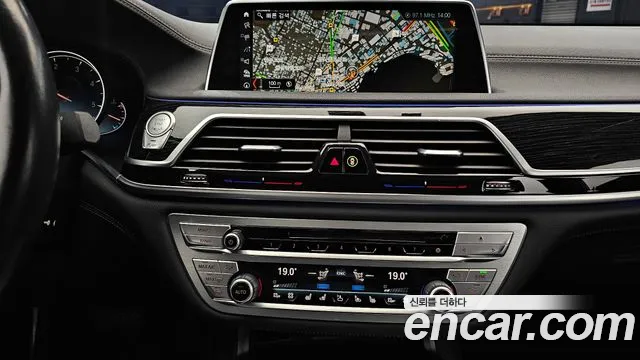 BMW 7-Series 2017 thumb 12