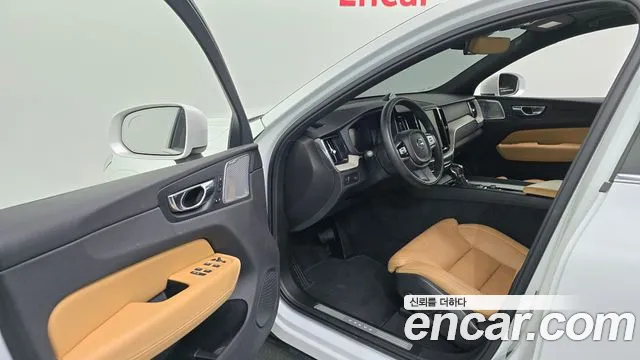 Volvo XC60 2018 thumb 10