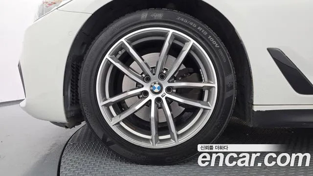BMW 5-Series 2017 thumb 4