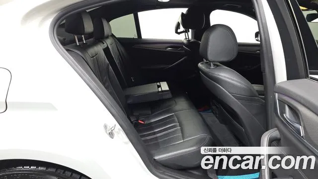 BMW 5-Series 2017 thumb 11