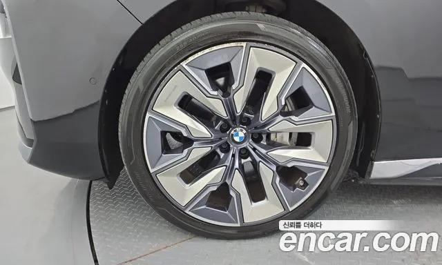 BMW i7 2023 thumb 4