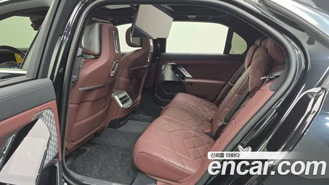 BMW i7 2023 thumb 10