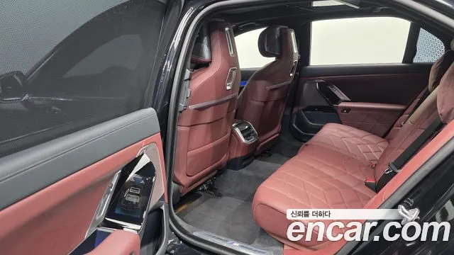 BMW 7-Series 2024 thumb 11