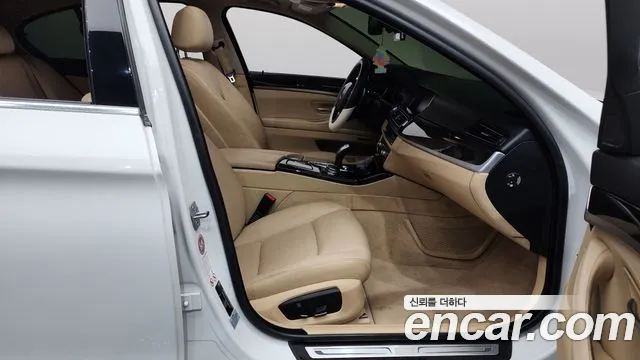 BMW 5-Series 2014 thumb 11