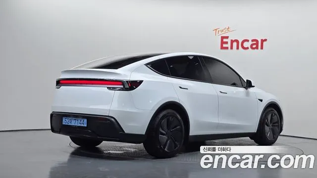 Tesla Model Y 2026 thumb 2
