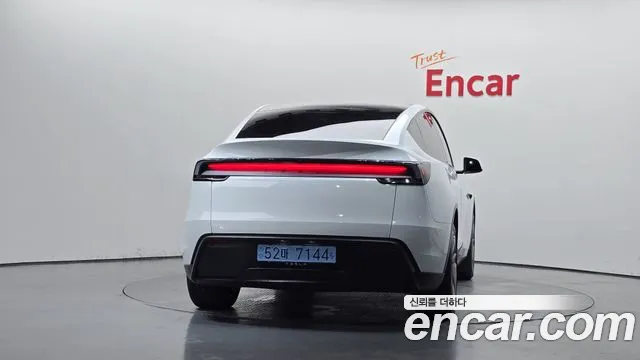 Tesla Model Y 2026 thumb 4