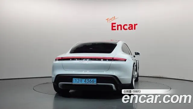 Porsche Taycan 2021 thumb 3