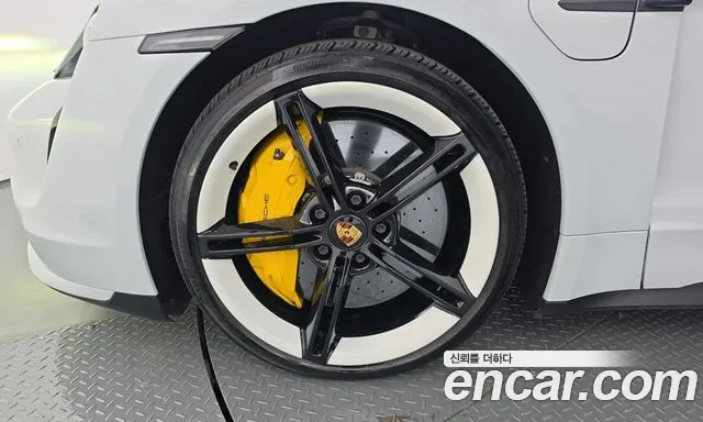 Porsche Taycan 2021 thumb 4