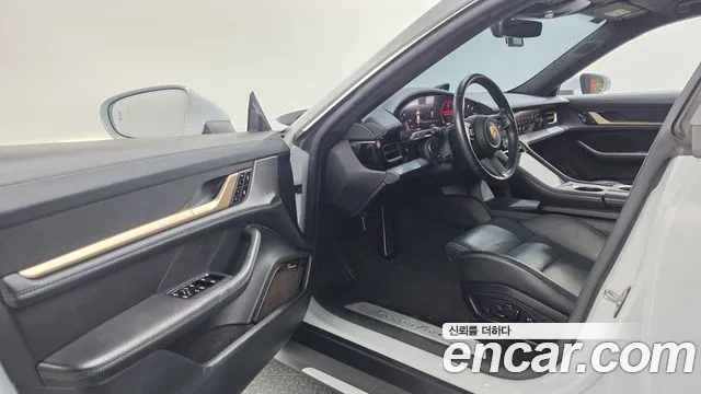 Porsche Taycan 2021 thumb 9