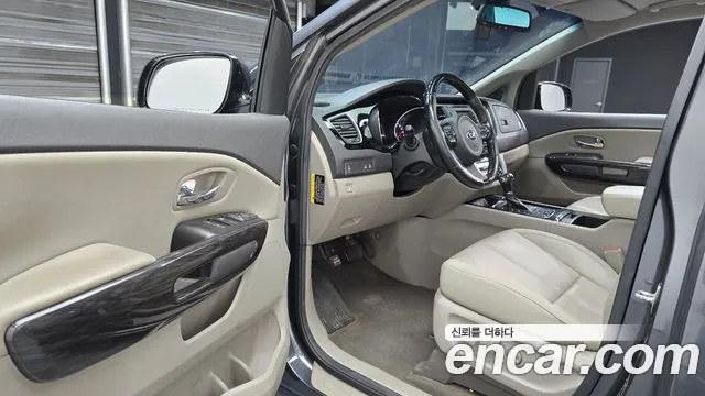 Kia Carnival 2016 thumb 10