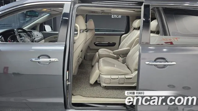 Kia Carnival 2016 thumb 12