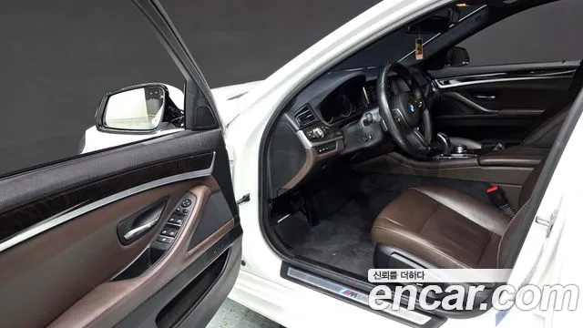 BMW 5-Series 2016 thumb 11