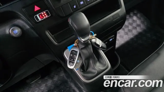 Hyundai Staria 2024 thumb 9