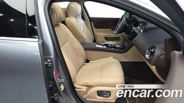 Jaguar XJ 2015 thumb 11