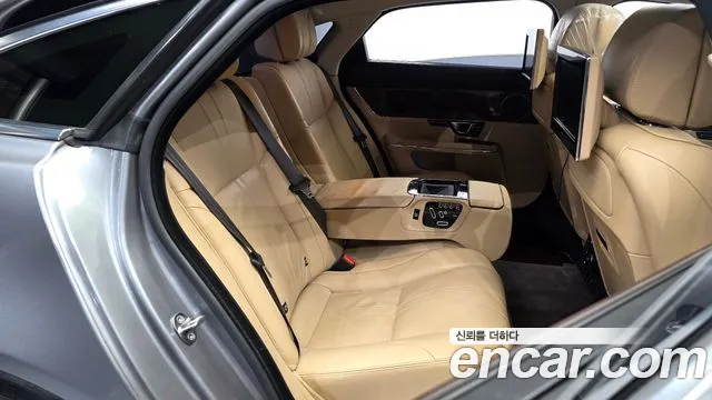 Jaguar XJ 2015 thumb 12
