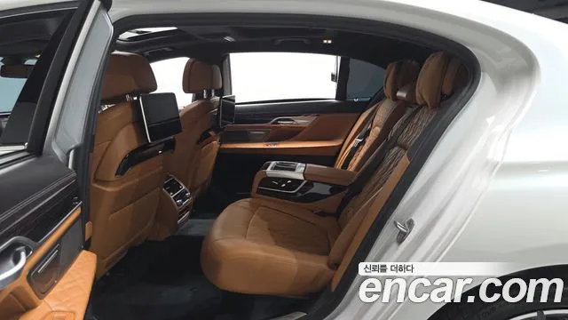BMW 7-Series 2021 thumb 11