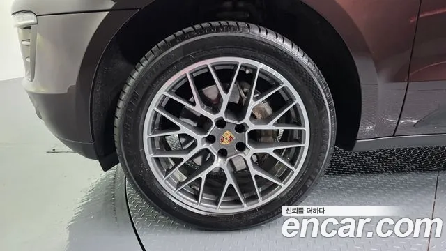 Porsche Macan 2015 thumb 4