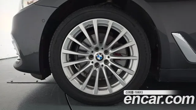 BMW 5-Series 2020 thumb 4