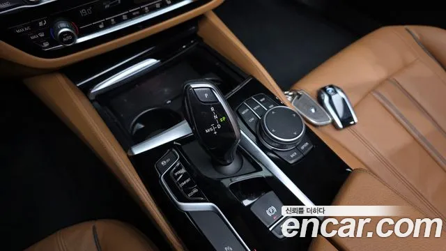 BMW 5-Series 2020 thumb 8