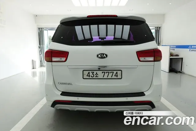 Kia Carnival 2015 thumb 4