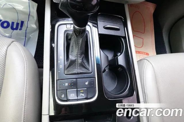Kia Carnival 2015 thumb 10