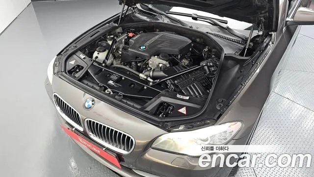 BMW 5-Series 2012 thumb 6