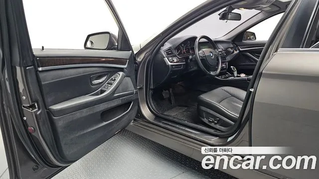 BMW 5-Series 2012 thumb 10