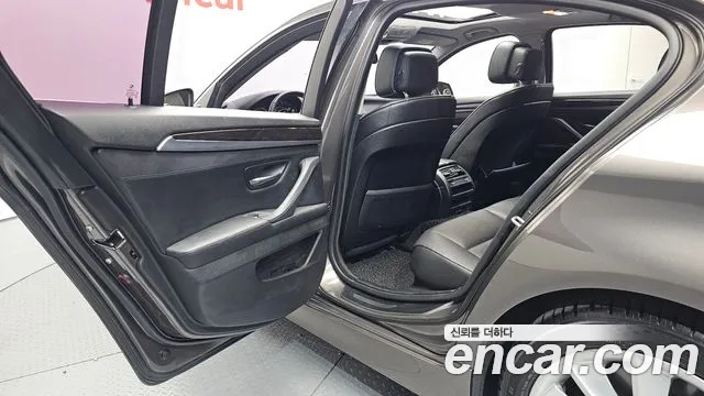 BMW 5-Series 2012 thumb 12