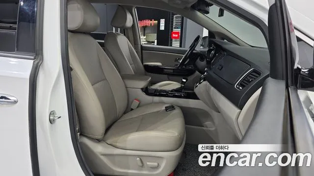 Kia Carnival 2018 thumb 10