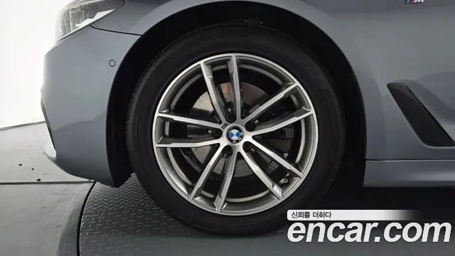 BMW 5-Series 2017 thumb 4