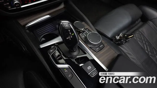 BMW 5-Series 2017 thumb 8