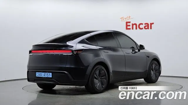 Tesla Model Y 2026 thumb 2