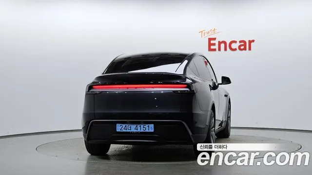 Tesla Model Y 2026 thumb 4