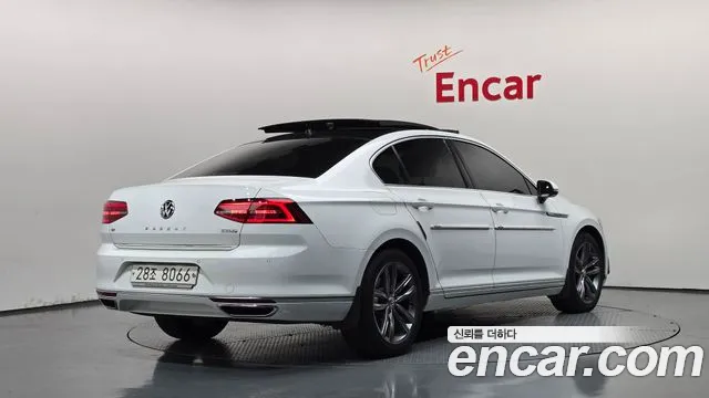 Volkswagen Passat (North America and China) 2018 thumb 2